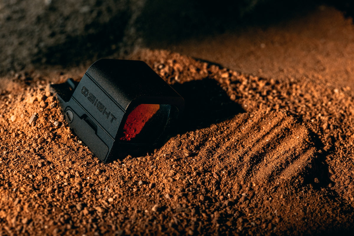 Olight OSIGHT SE optic in sand with warm low-angle lighting